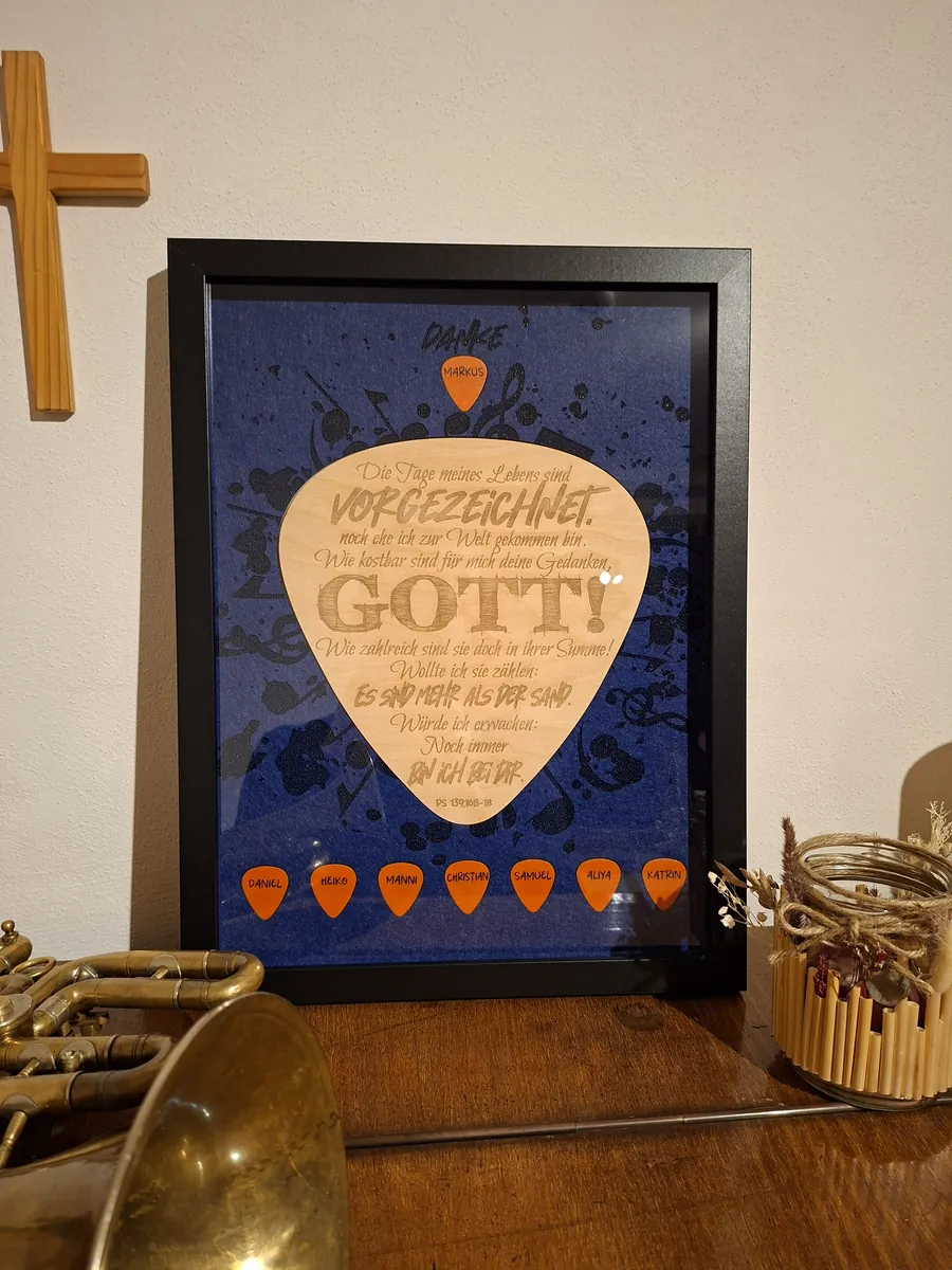 Individuelles Geschenk aus Holz, Filz und Gitarrenplektren