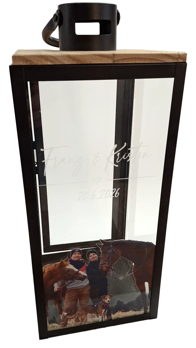 Freigestellte Laterne mit Gravur und Fotodruck auf Glas