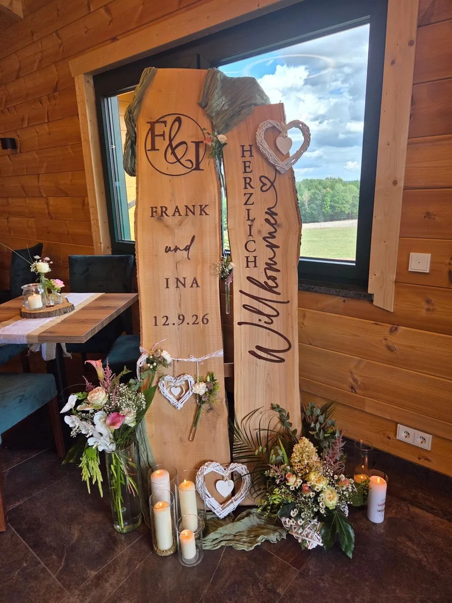 Zwei gravierte Holzstelen mit Lasercut für eine Hochzeit
